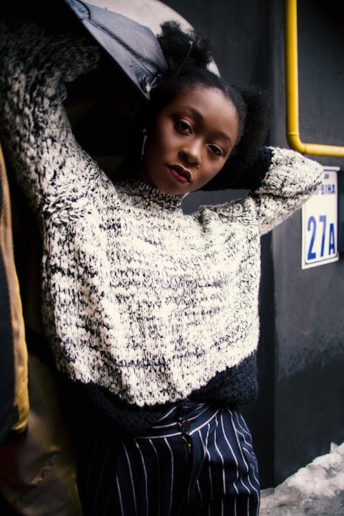 여자 회색 스웨터의 사진