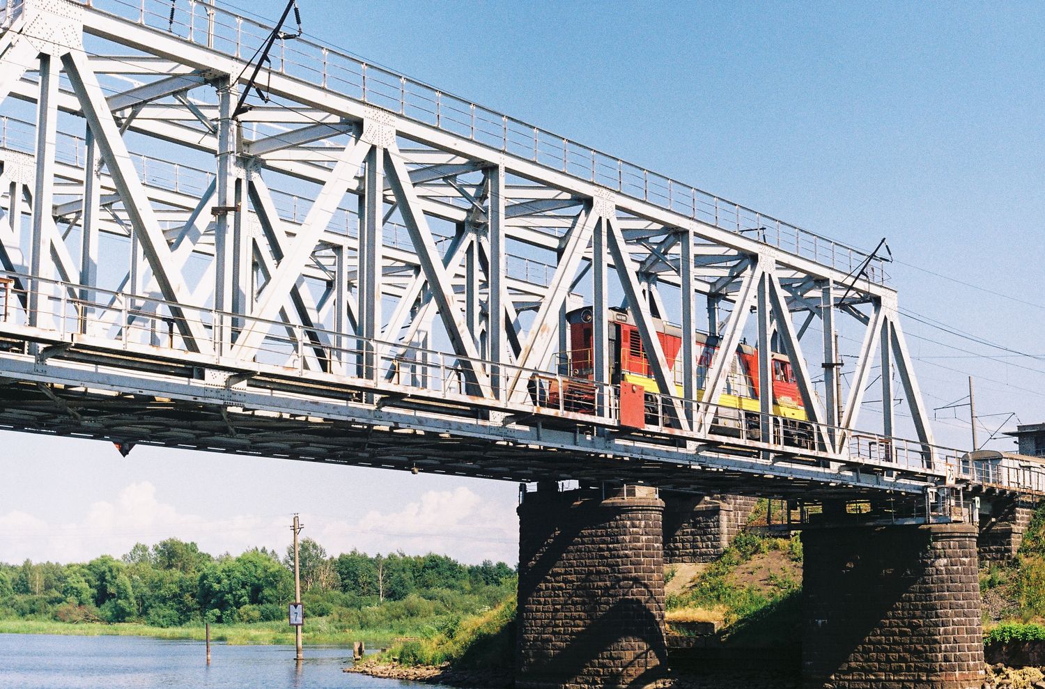 Red Train Bridge Photos, Download The BEST Free Red Train Bridge Stock ...
