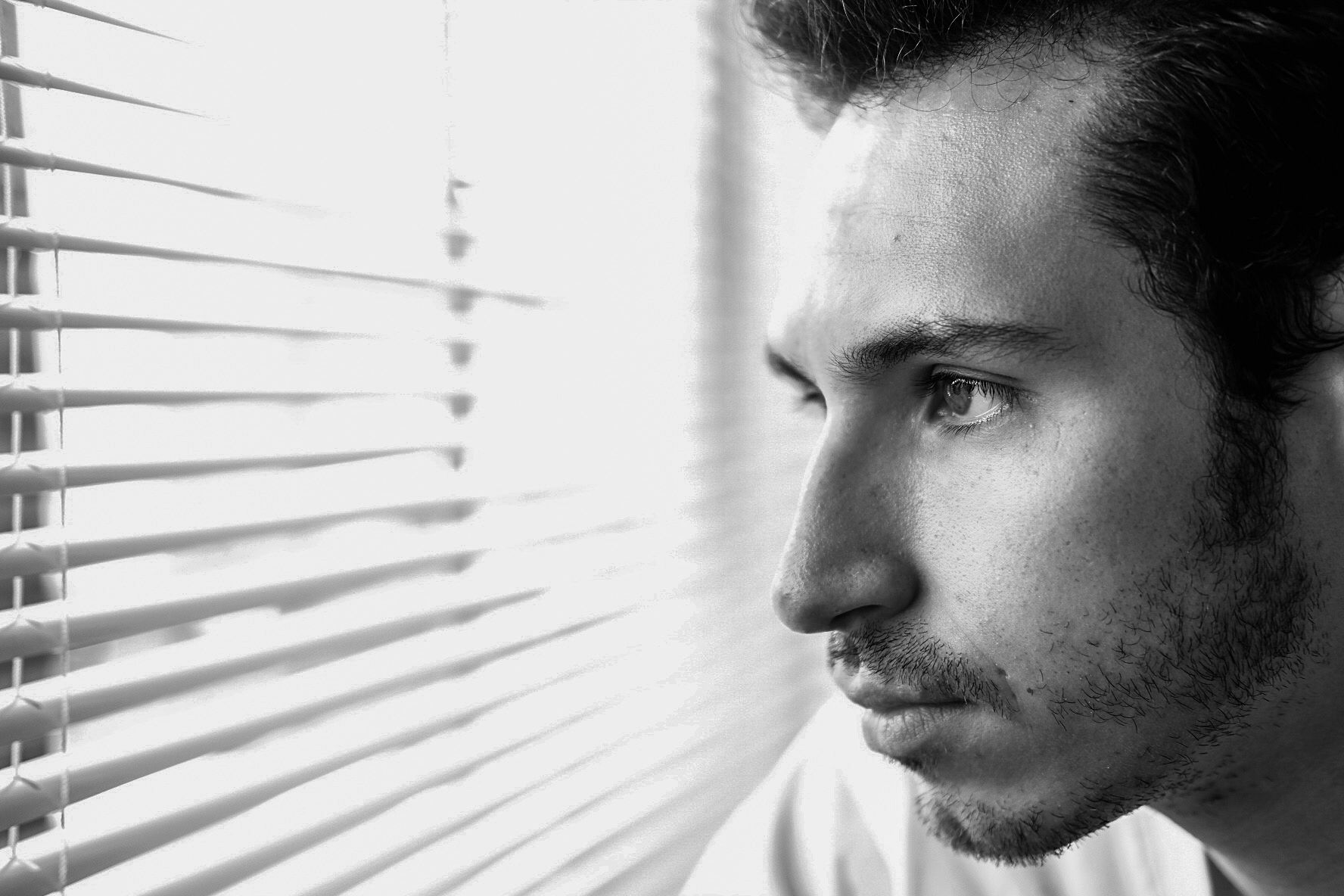 Mann Der Durch Fenster Schaut Kostenloses Stock Foto mann-der-durch-fenster-schaut-kostenloses-stock-foto