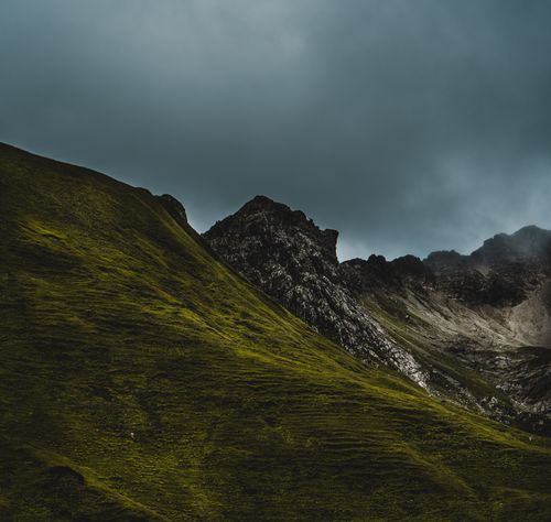 Free Captivating mountain view with green slopes and dramatic skies, perfect for nature enthusiasts. Stock Photo