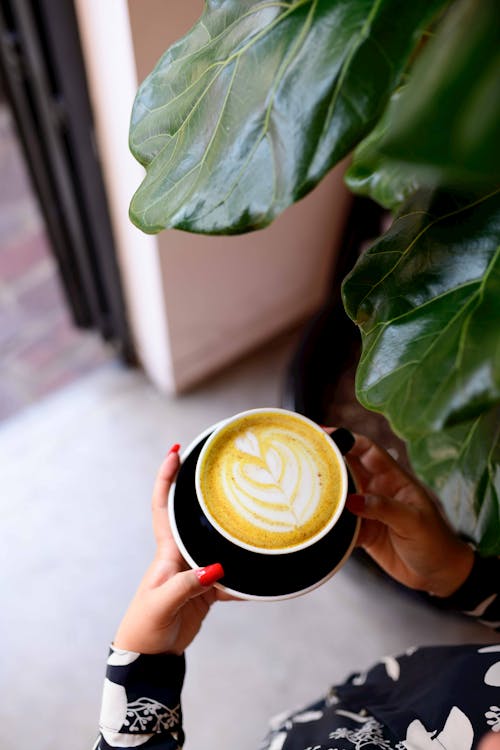 bir fincan kahve, cappuccino, eller içeren Ücretsiz stok fotoğraf