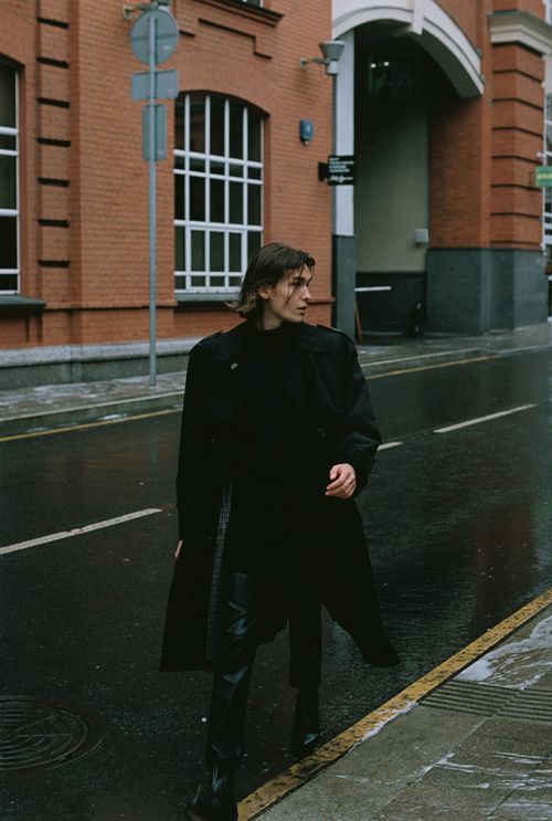 Free Stylish individual in black fashion walking on a rainy street in Moscow, Russia. Stock Photo