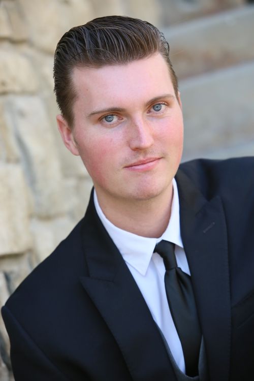 Free Sharp portrait of a young businessman in a black suit and tie, looking at the camera. Stock Photo
