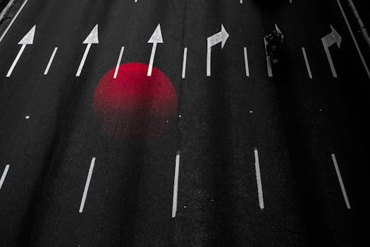 一条概念性柏油路，带有方向箭头和红光反射，象征着指导和极简主义