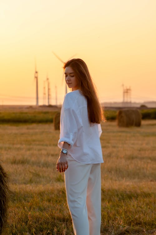 Immagine gratuita di bellissimo, campo di grano, giovane donna