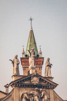 巴洛克式教堂的外墙上，壮丽的景色由雕像和绿色尖顶装饰