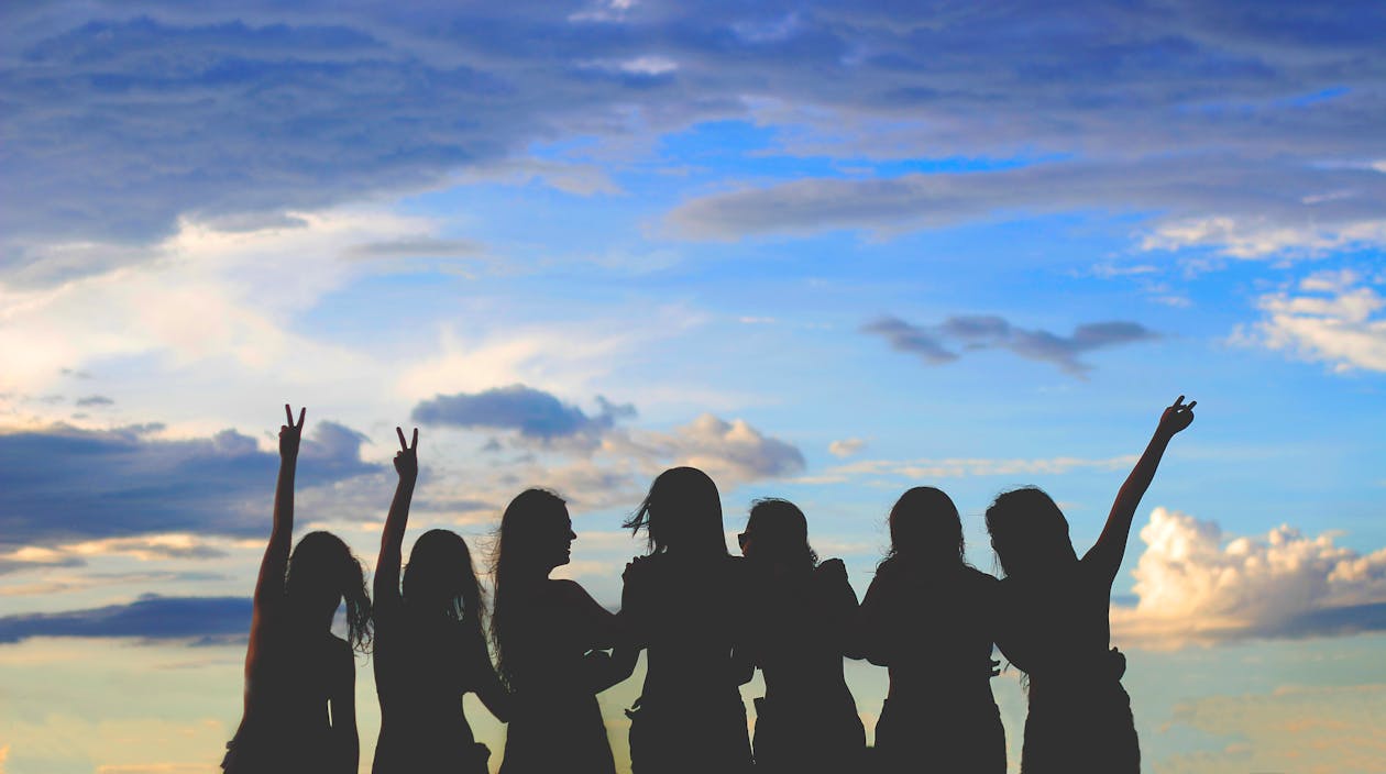 Silhouetfoto Van Vrouwen Onder Blauwe Hemel