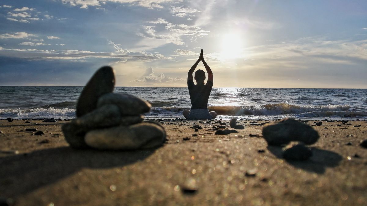 Les bienfaits du yoga en pleine nature : pratiques et rituels