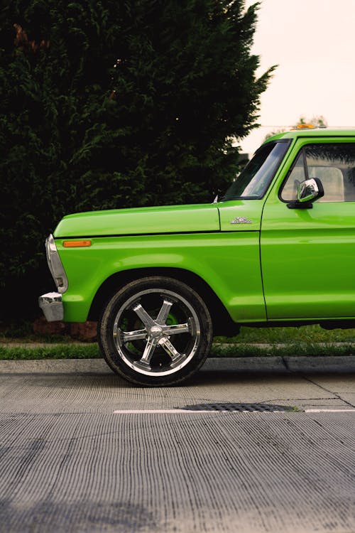 Free Green Truck on the Street Stock Photo
