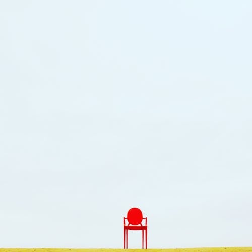 Free Красное кресло на коричневой поверхности Stock Photo