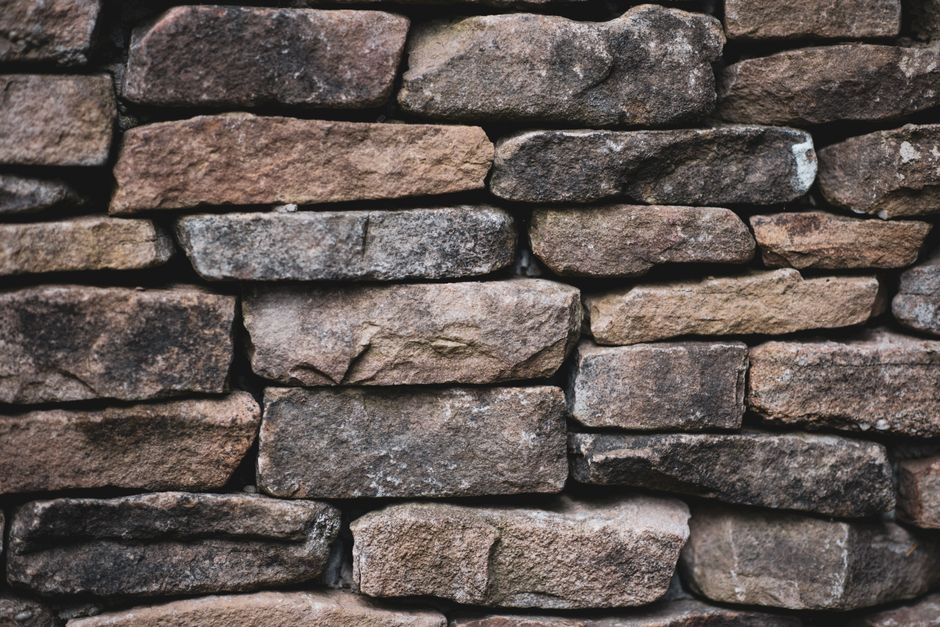 Gros plan sur un mur de pierres naturelles aux textures rustiques variées
