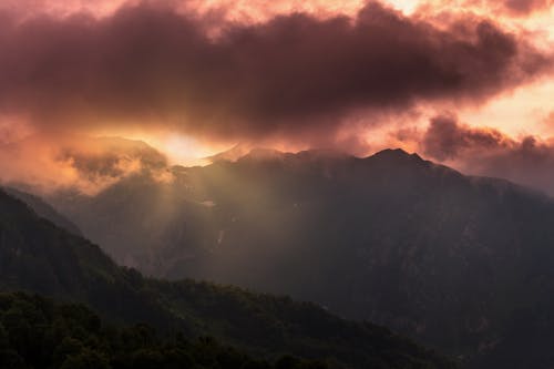 Fotobanka s bezplatnými fotkami na tému denné svetlo, hory, mraky