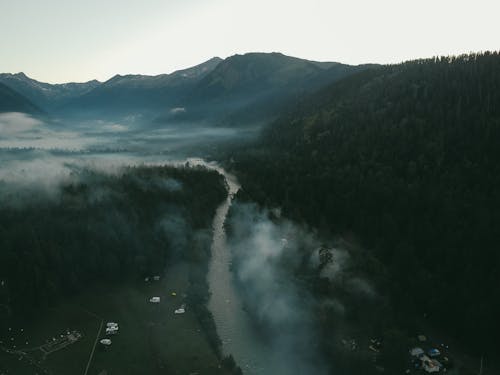 Fotos de stock gratuitas de con niebla, escénico, foto con dron