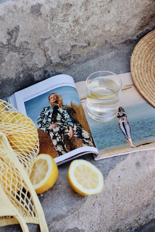 Fotobanka s bezplatnými fotkami na tému časopis, citróny, nakrájaný (na plátky)