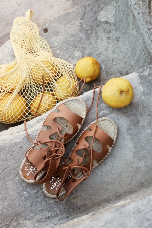Foto profissional grátis de calçados, escadas de concreto, limão