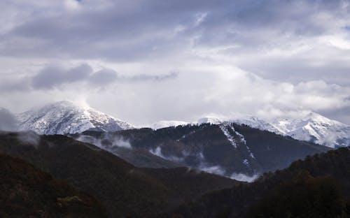 Gratis Fotos de stock gratuitas de cielo nublado, montañas, naturaleza Foto de stock