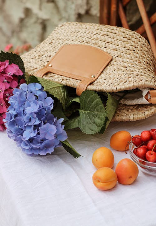 Foto profissional grátis de cesta tecida, fechar-se, flores