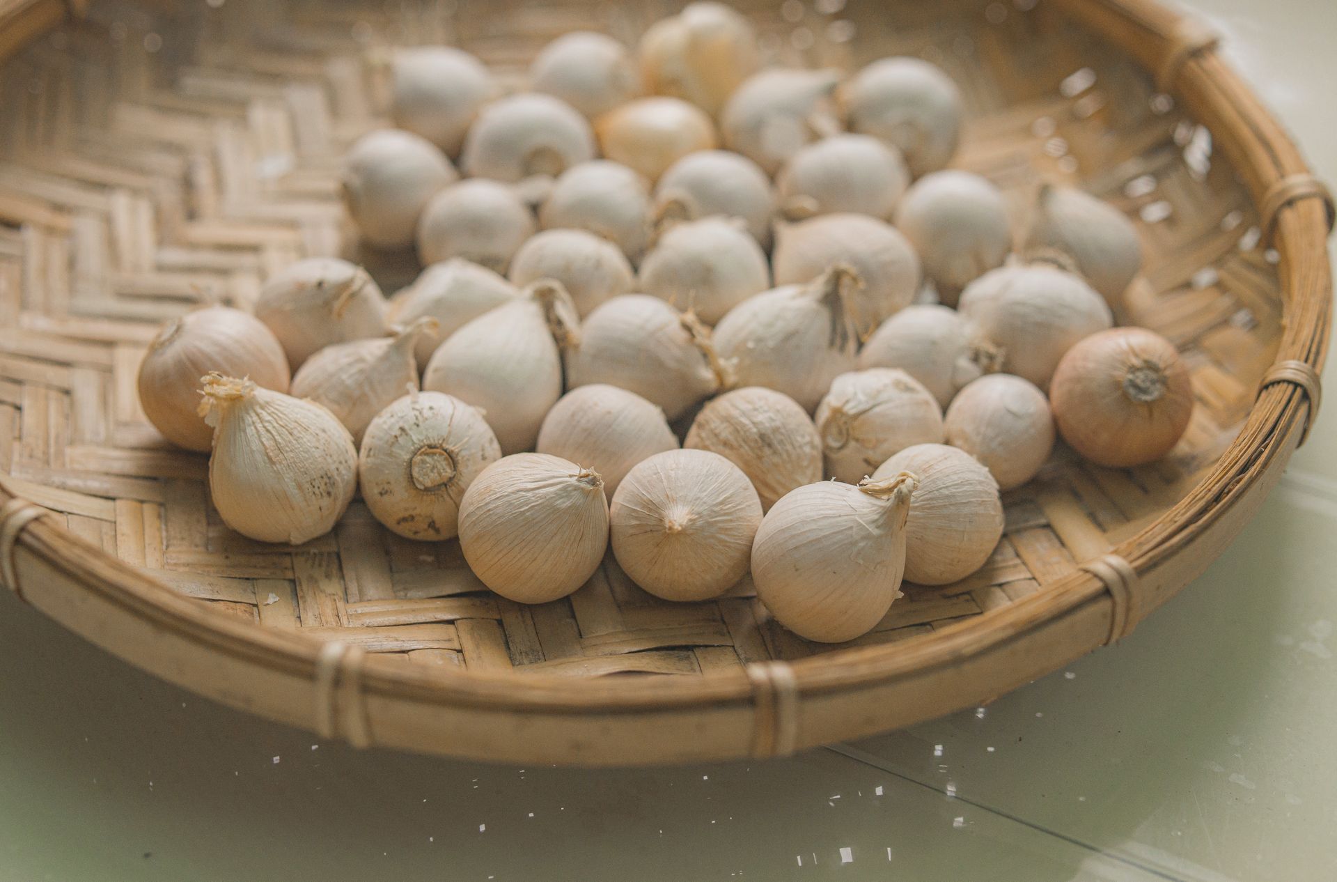 Solo Garlic on Round Bamboo Draining Basket