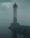 令人毛骨悚然的灯塔在圣彼得堡的混凝土码头上被雾包围，营造出喜怒无常的氛围