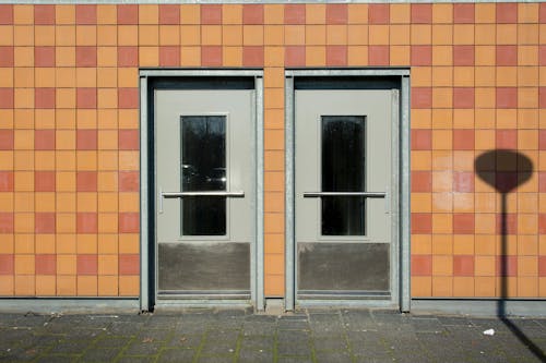 Kostnadsfri bild av byggnadsexteriör, dörrar, Fasad