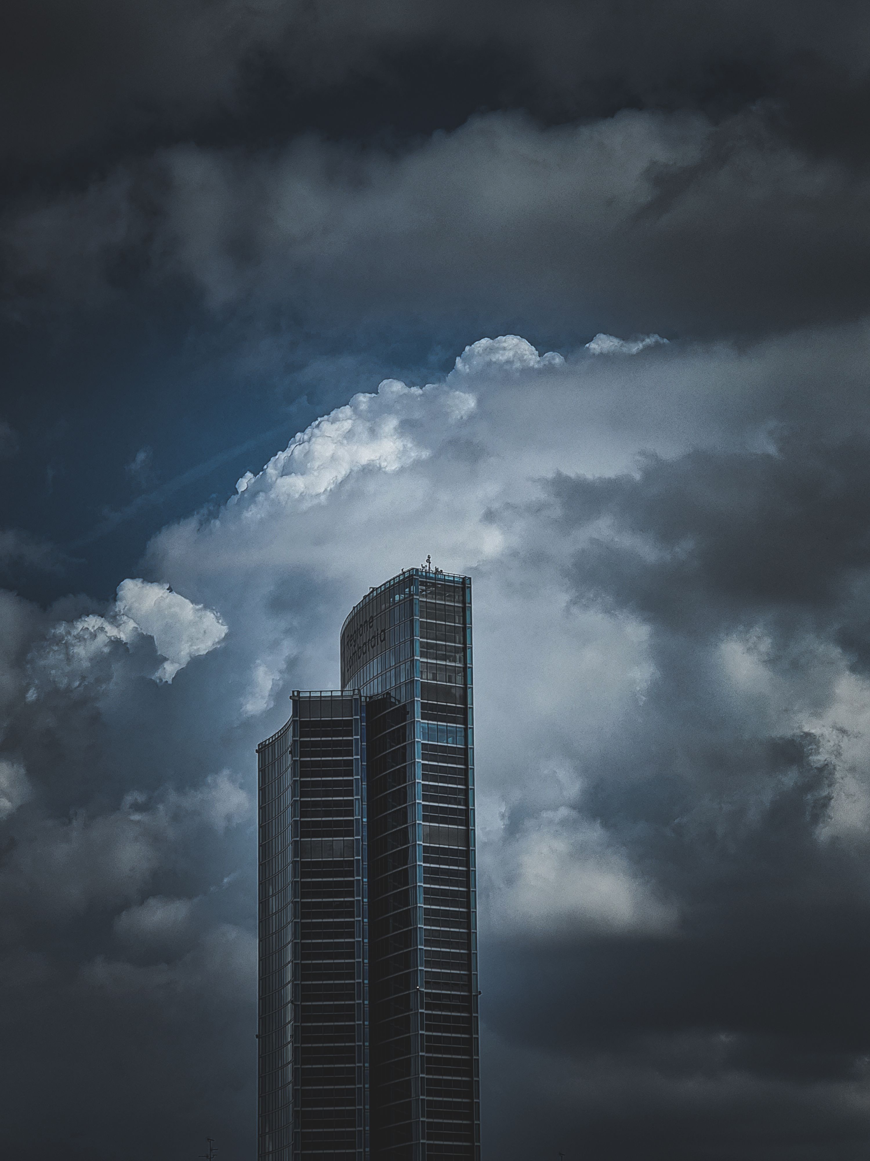 A High Rise Building Under the Cloudy Sky · Free Stock Photo