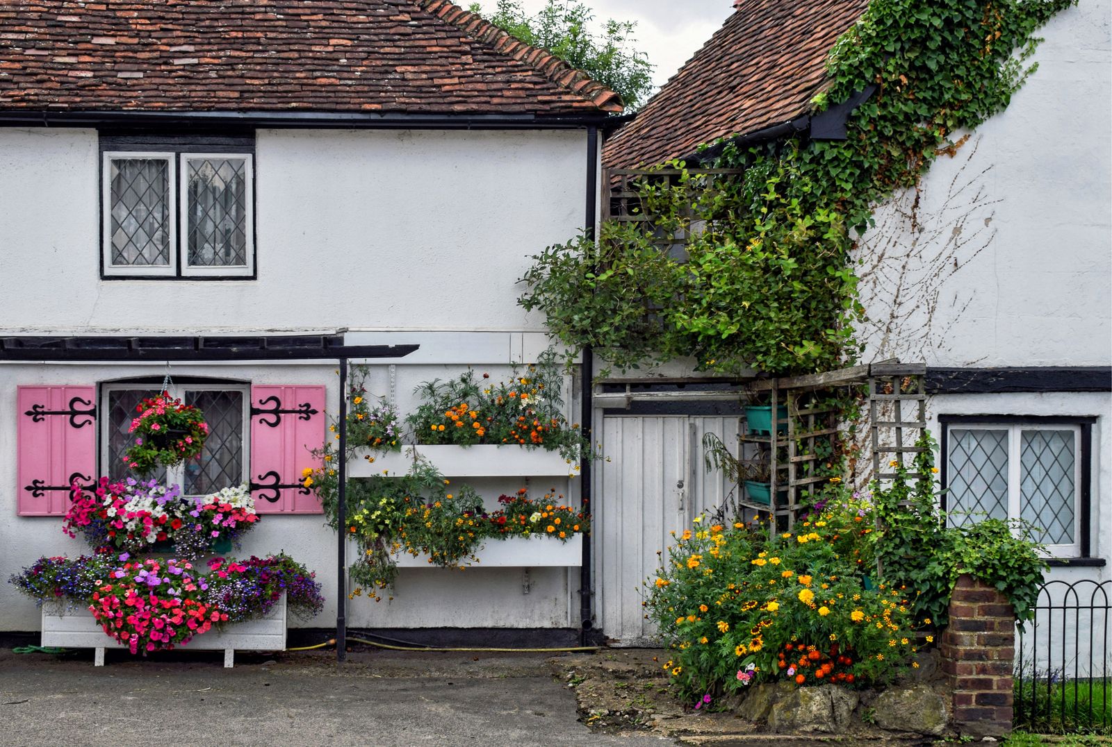 English cottage with garden typical of homes considering solar in the Cumbernauld area
