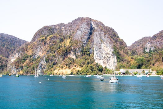 宁静的海湾、帆船和落基山脉，是自然与旅游爱好者的完美去处