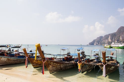 Barcos En La Orilla Del Mar