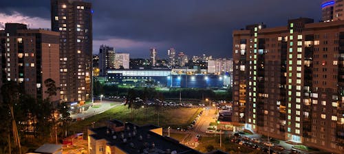 gece şehir, yağmur bulutu, yağmurlu hava içeren Ücretsiz stok fotoğraf