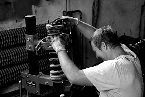 Darmowe zdjęcie z galerii z czarno-biały, mechanik samochodowy, mężczyzna