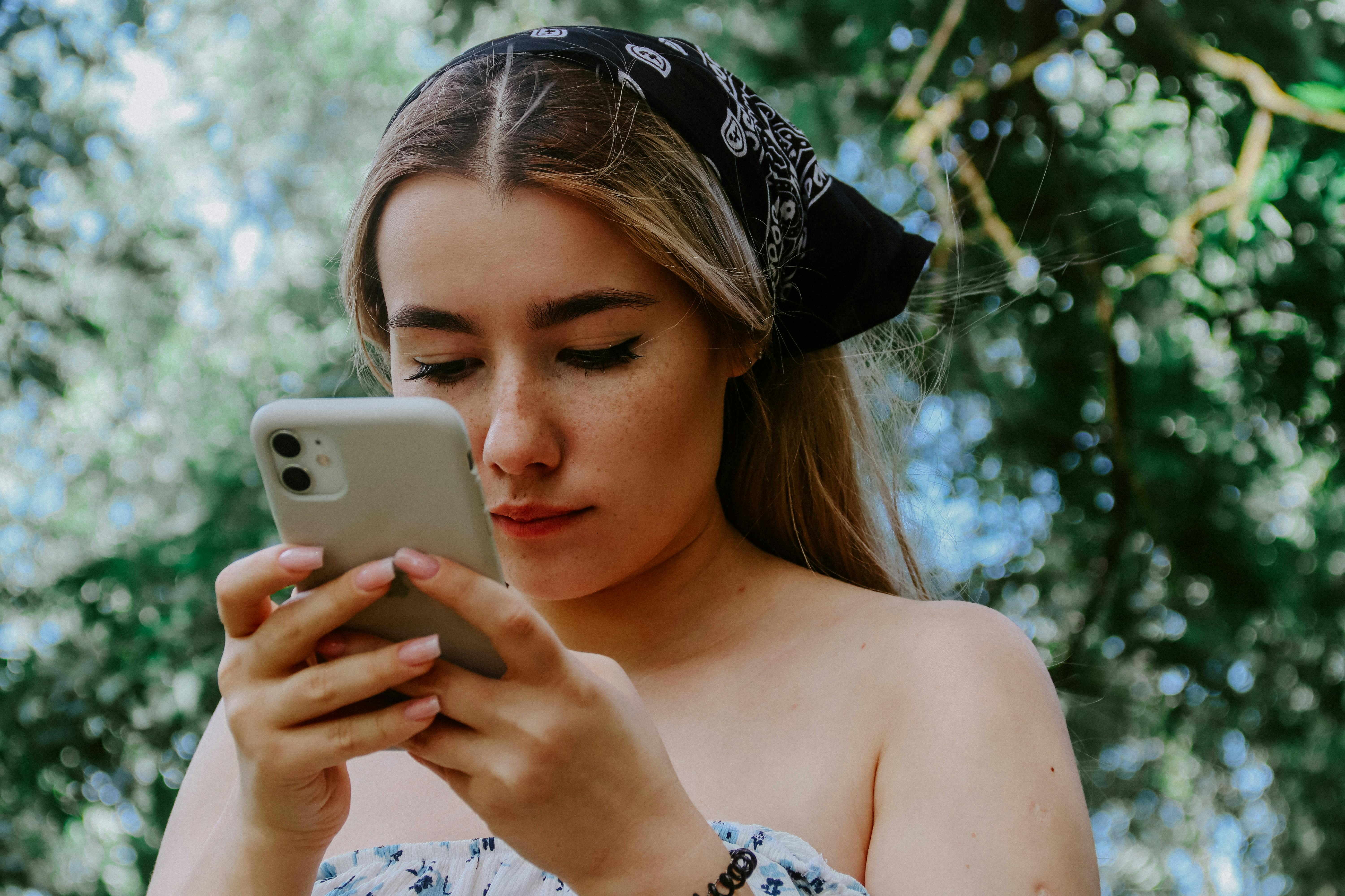 bezplatná Základová fotografie zdarma na téma běloch, chytrý telefon, den Základová fotografie