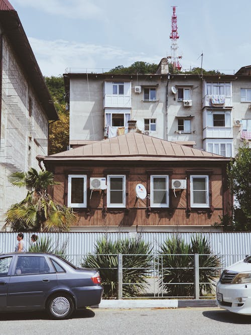 Бесплатное стоковое фото с автомобили, вертикальный выстрел, деревянный дом