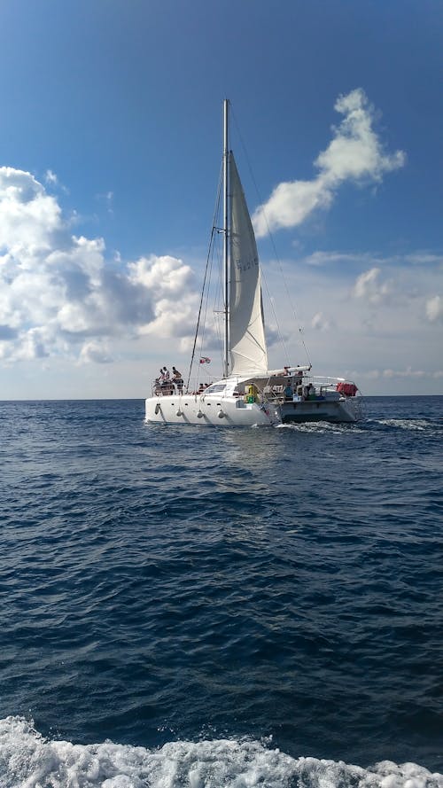 Foto d'estoc gratuïta de aigua, barca, cel blau