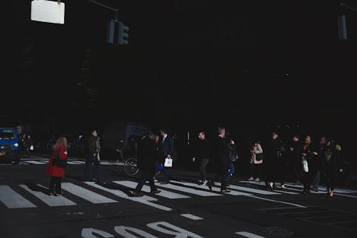 Foto De Personas Caminando En Un Paso De Peatones