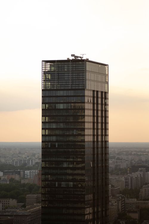 Free A striking high-rise building towers over the urban landscape at dusk, showcasing modern architecture. Stock Photo