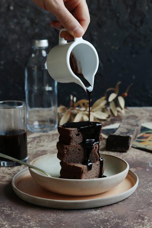 Foto profissional grátis de alimento, bolo de chocolate, calda de chocolate