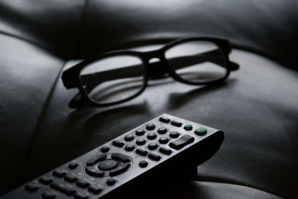 テレビのリモコンと眼鏡（イメージ）