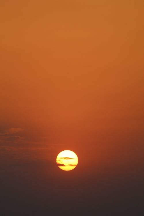 オレンジ色の空, ゴールデンアワー, 垂直ショットの無料の写真素材