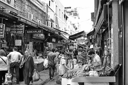 Фотография людей на рынке в оттенках серого