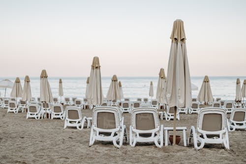 Immagine gratuita di acqua, mare, ombrelli