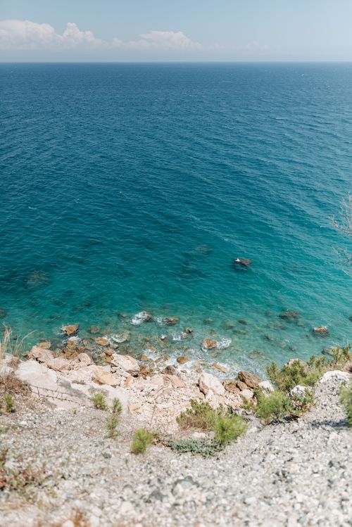 Free Breathtaking coastal view with turquoise sea, rocks, and clear skies. Stock Photo