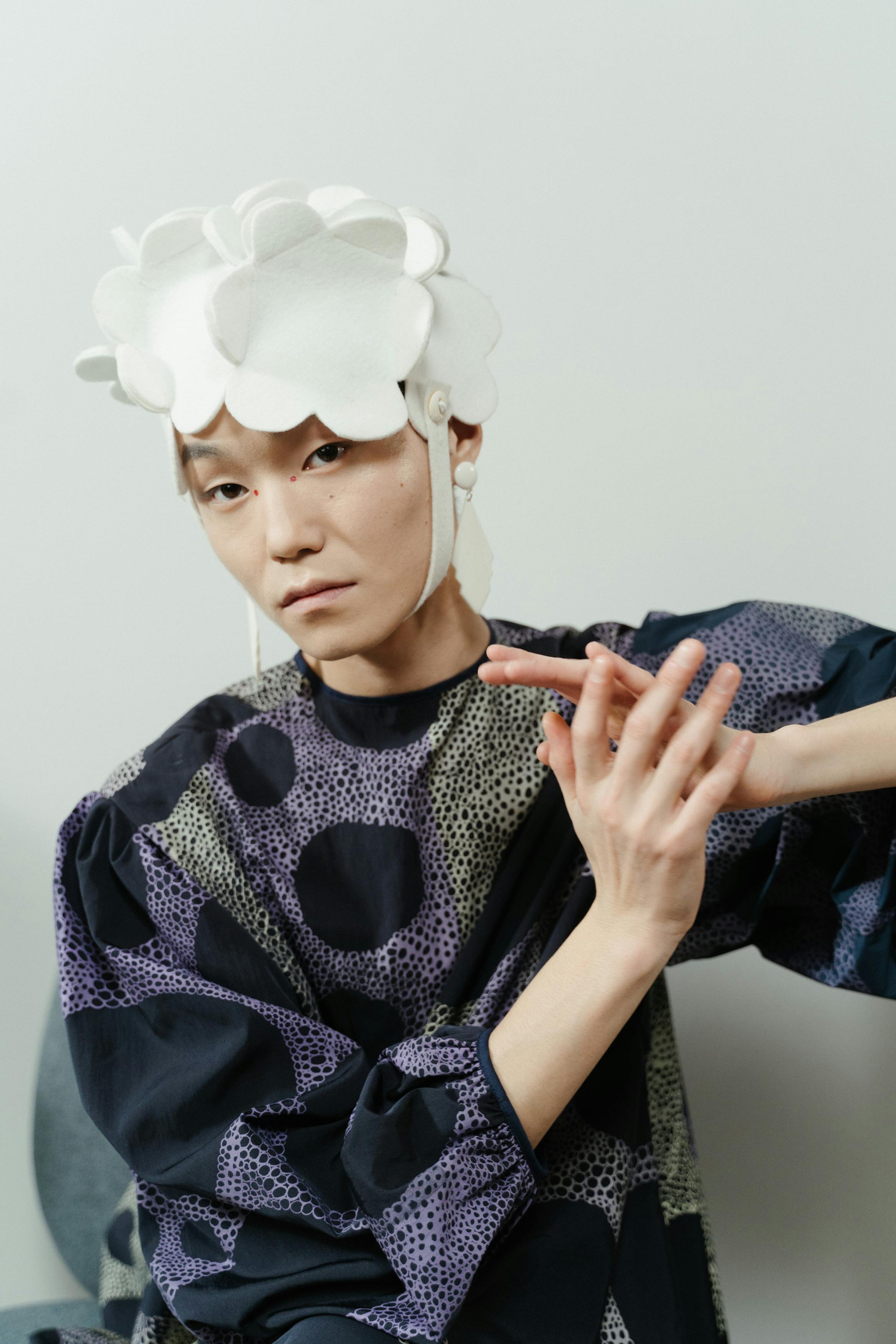 bezplatná Osoba V Bílé Módní čelenku Základová fotografie