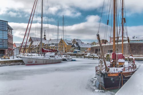 Gratis lagerfoto af både, badebro, bygninger