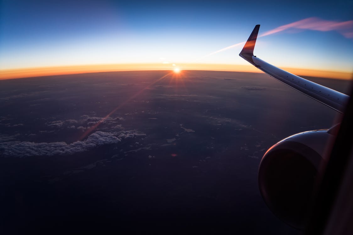 бесплатная Вид с воздуха на белые облака во время заката Стоковое фото