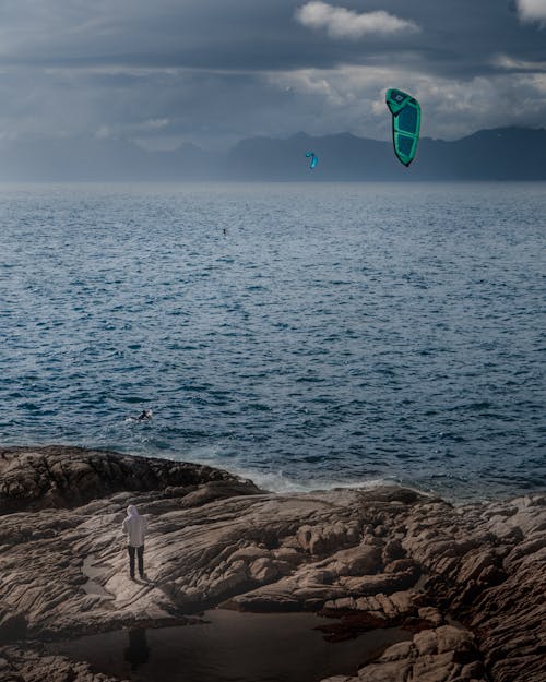 grátis Foto profissional grátis de com muito vento, costa rochosa, kitesurf Foto profissional