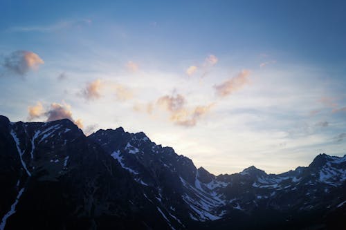 黑山与白雪在蓝蓝的天空下