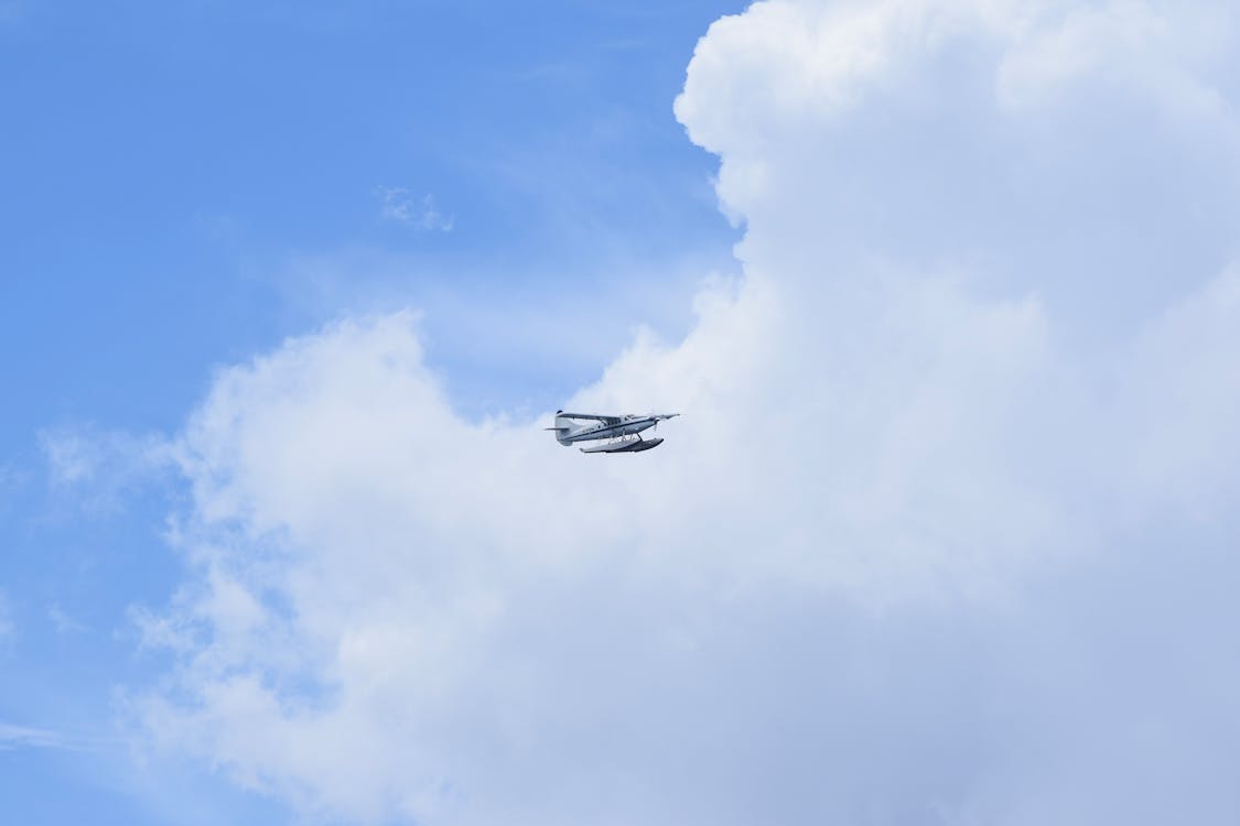 Free 白色水上飞机在天空飞翔 Stock Photo