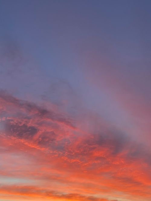 Free A stunning twilight sky with vibrant red and purple clouds creating a dramatic atmosphere. Stock Photo