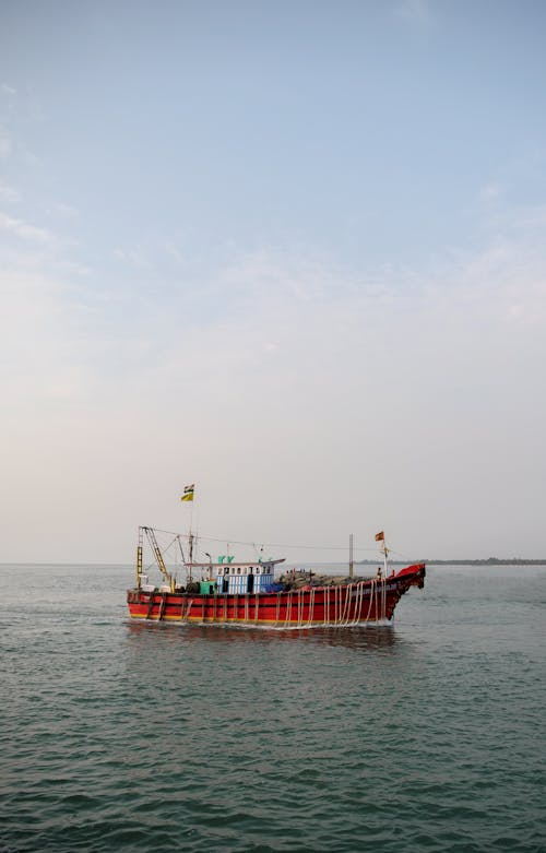 Foto d'estoc gratuïta de barca de pesca, cos d'aigua, embarcació d'aigua