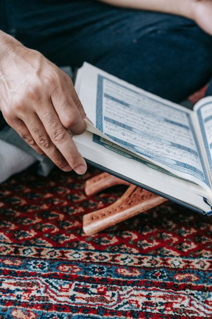 Al-Baqarah Ayat 45 Mintalah Pertolongan dengan Sabar dan Shalat Al-Baqarah Ayat 45 Mintalah Pertolongan dengan Sabar dan Shalat